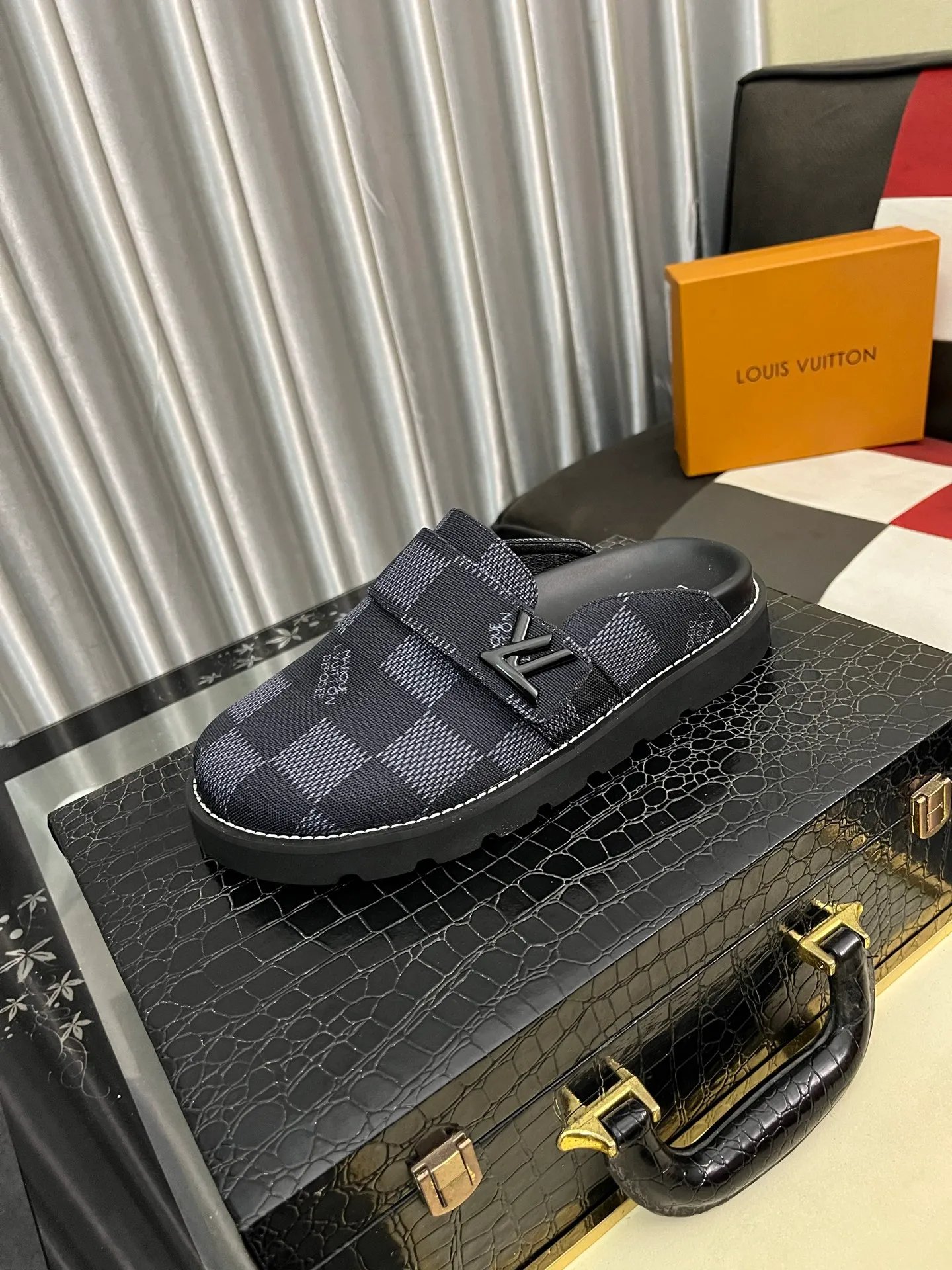 Men's men's shoes 💰420⌚️⌚️lv new Baotou half-slippers winterbreak comfert flat slippers lv letter and monogram floral embellished leather pattern, with sheepskin lining, suitable for indoor and outdoor wear. The water table is made of high-density foam material, which is light and comfortable. The sole has a certain thickness and the anti-aging effect is also good! Premium size: 38-444️⃣Colors available